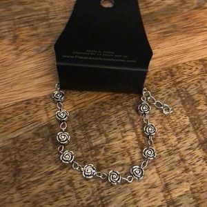 *New* cute dainty silver bracelet w/ flowers